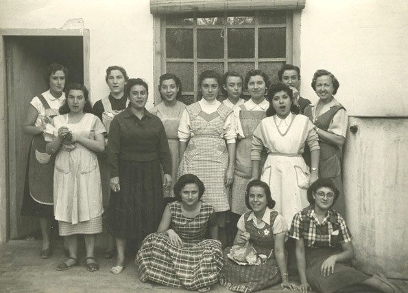 Imatge antiga d'un grup de dones
