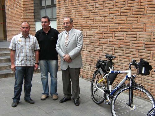 El regidor odenenc Andrés Aguilera i representats de la policia local van recollir les bicicletes híbrides