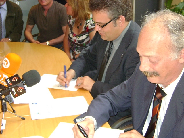 Teo Romero i Jordi Aymamí, com a president del consorci, signant el conveni