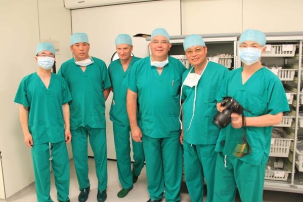 Xavier Feliu, director del Servei de Cirurgia i especialitats quirúrgiques, amb el Dr. Ramon Claveria, adjunt i els membres de la delegació de la Societat Xinesa de Cirurgia.