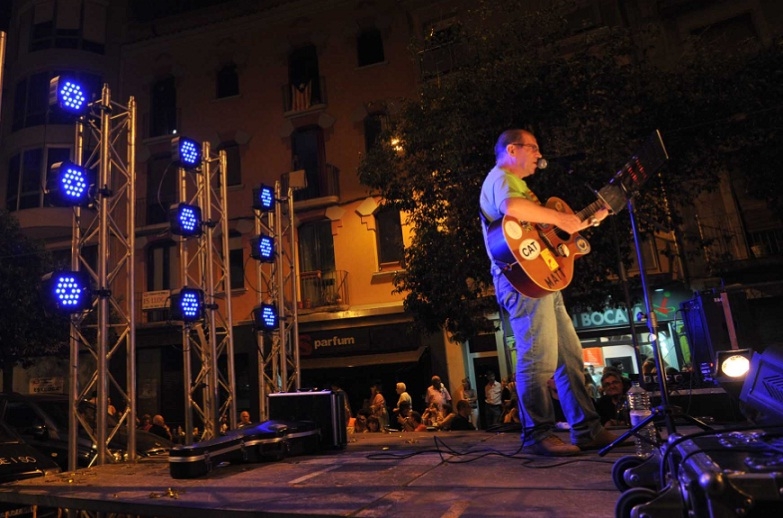 Miquel del Roig actuant a la plaça més roja. Foto Aj. Igualada