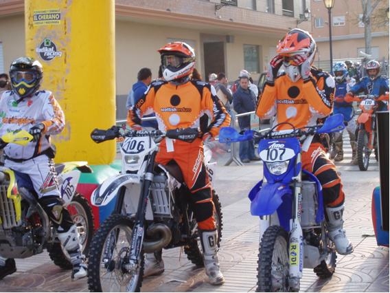 Eduard Vendrell al centre de la imatge i Jordi Balcells a la dreta a la sortida de l’Enduro