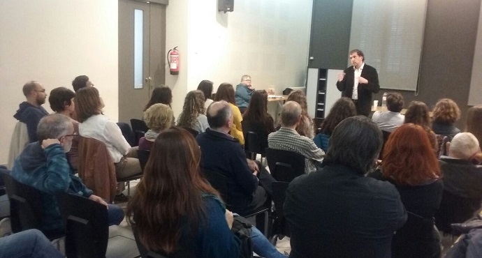 L'escriptor rossellon&egrave;s, amb el micr&ograve;fon, a la Sala de Socis