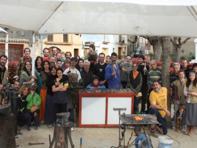 Foto de grup amb la comissió del Barri dels Gats, organitzadora de la Festa de la Forja