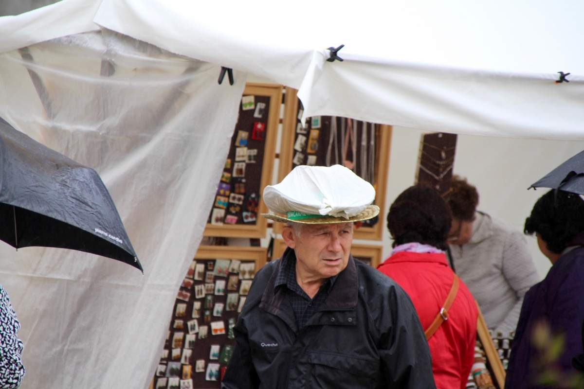 Un visitant amb el barret típic del FiraVerd, protegint-se de la pluja.