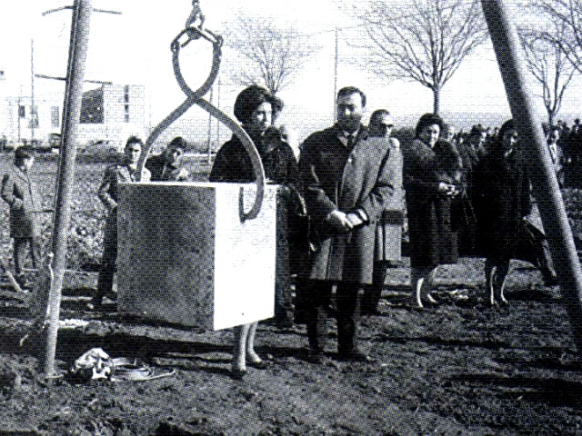 Col·locació de la primera pedra del nou temple parroquial de la Sagrada Família d’Igualada, el dia 10 de gener de 1965. Juan Antonio García Urgellés i la seva esposa. Foto: Parròquia de la Sagrada Família