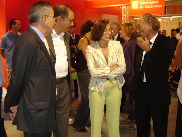 La consellera Montsaerrat Tura visitant la Fira amb Pere Carles, Josep Vallès de Cambra de Comerç i l'alcalde, Jordi Aymamí