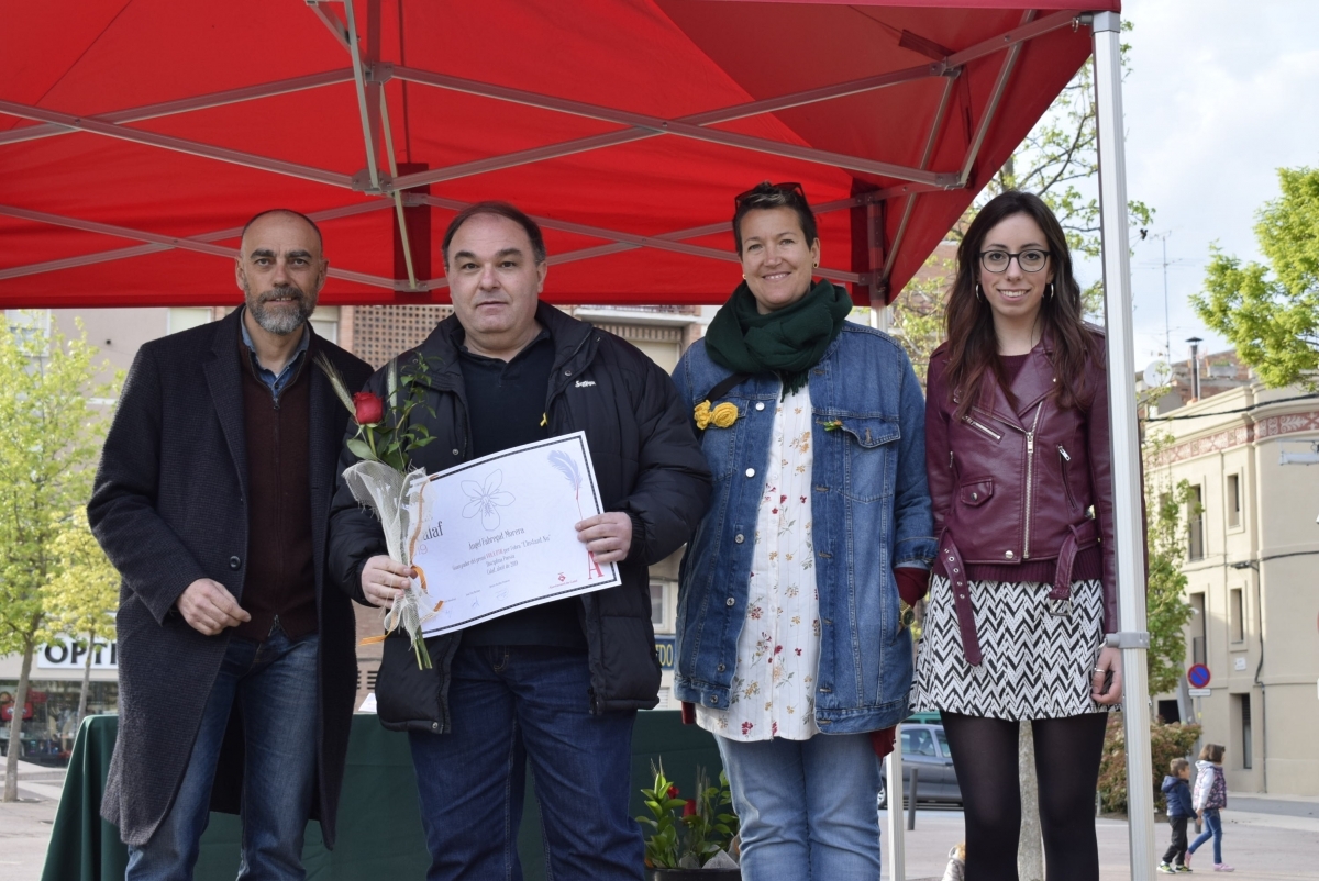 Àngel Fabregat, al centre, amb l'alcalde Jordi Badia i representants del jurat