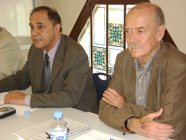 Josep Vallès, de Cambra de omerç d'Igualada acompanyat del responsable de l'estudi, Pere Lleonard