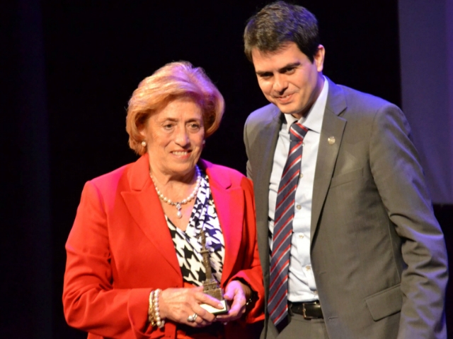 Dolors Climent recollint el premi de la mà de l'alcalde, Marc Castells