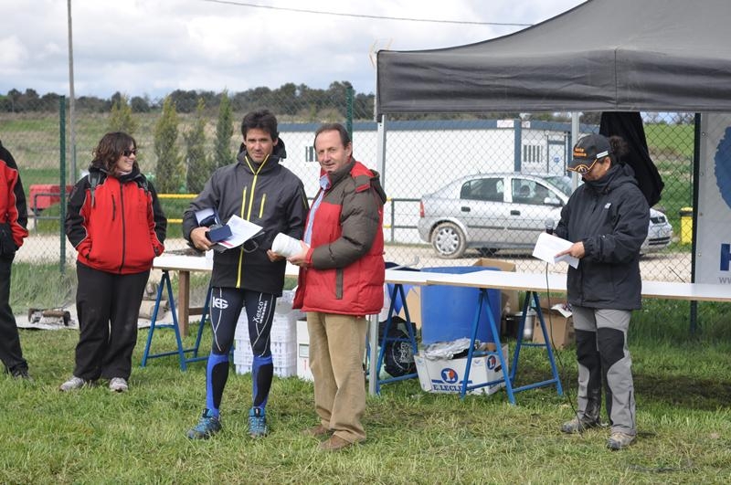 Crivillé recollint el trofeu de mans de l'alcalde de Pujalt