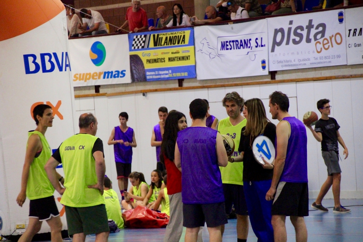 Gent d'edats i categories diverses van participar en el 3x3.