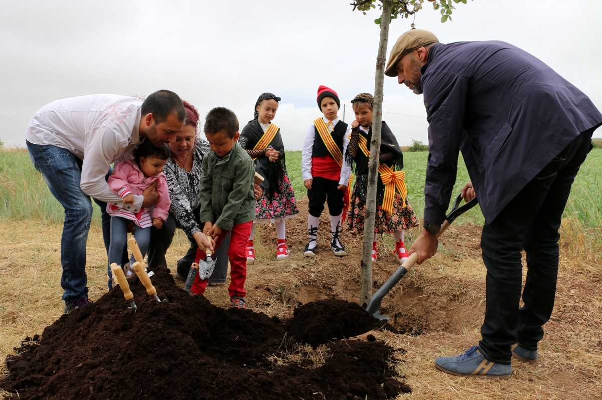 L'alcalde, a la dreta, acompanyant a les fam&iacute;lies