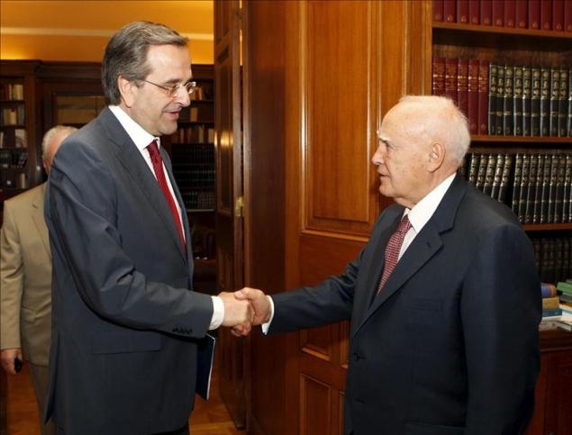 El president grec, Karolos Papoulias saluda al líder de la formación conservadora Nova Democràcia