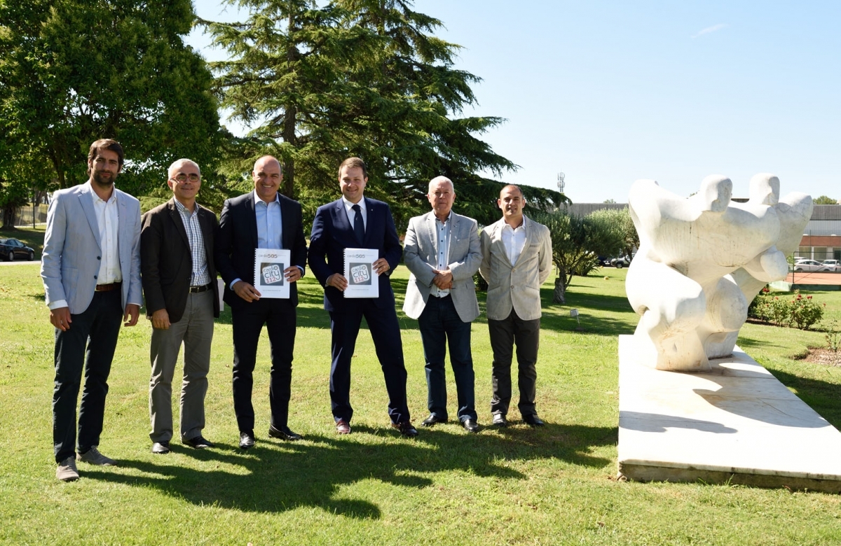 Els representants de Cardiosos, amb membres de la FCF