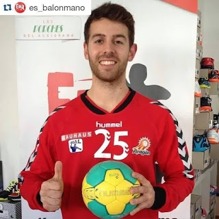 Pau Puget amb l'equipació del Balonmano Aragón