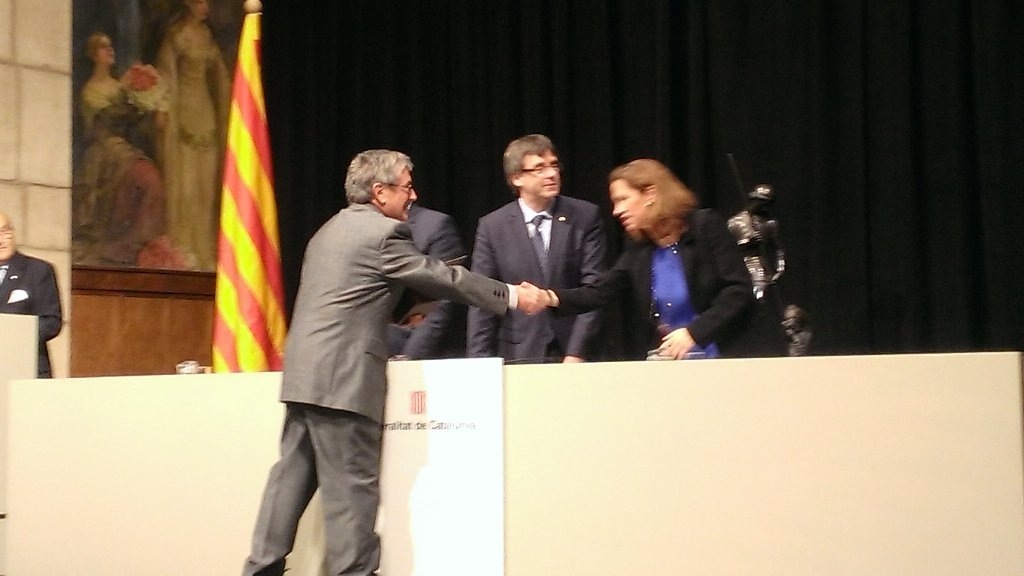 El moment del lliurament del guardó al representant de Cal Perico