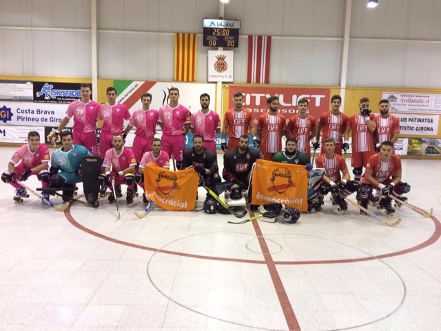L'Igualada, a l'esquerra, vestit de rosa, abans del partit contra el Girona
