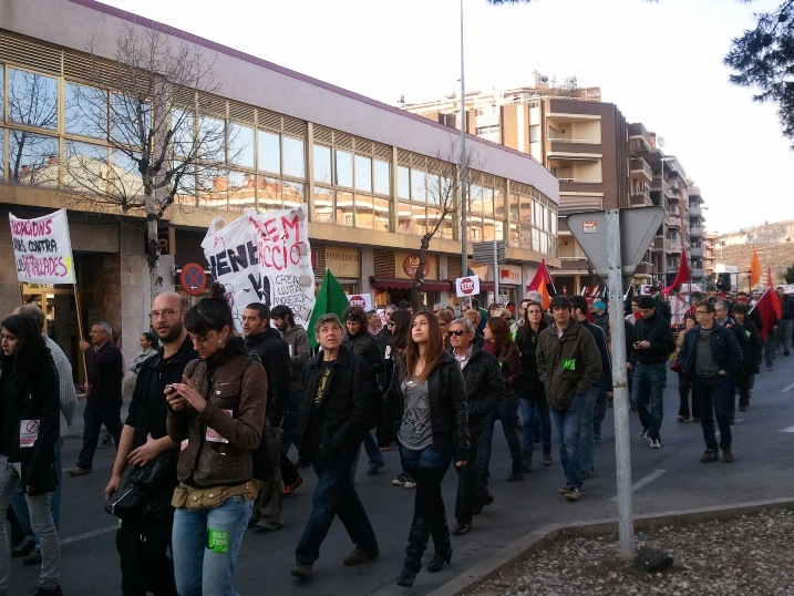 Manifestants caminant pels carrers d'Igualada