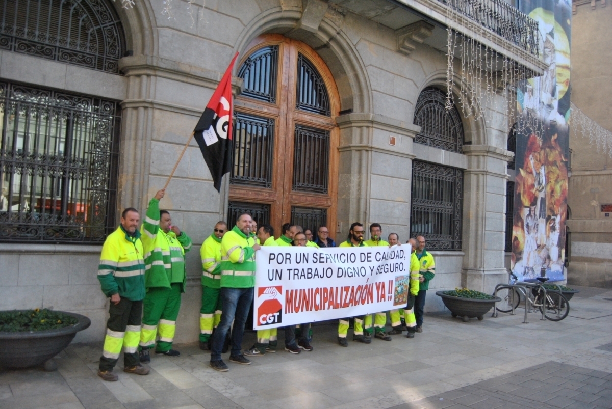 Els treballadors de la SMMI, davant l'Ajuntament, el desembre de 2015