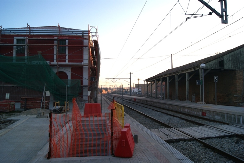 L'estació de Calaf s'està arranjant i s'està construint un pas subterrani per a les vies