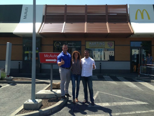 Joan Ramon Cazorla amb Jordi Martínez, Supervisor d'Operacions i Laura Sellarès, Coordinadora de Màrqueting i RRPP