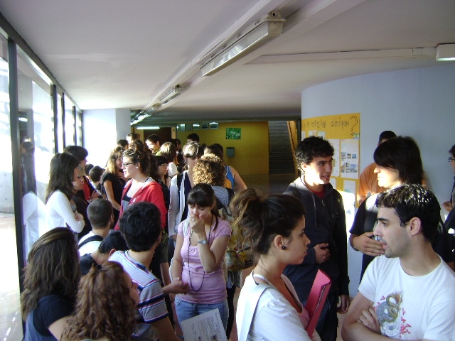 Nervis abans d'entrar, aquest matí a l'IES Joan Mercader
