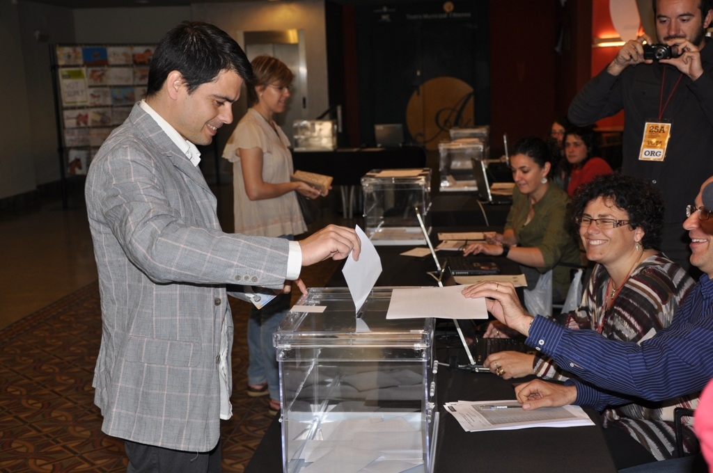 Marc Castells, president del Consell Comarcal, votant a l'Ateneu