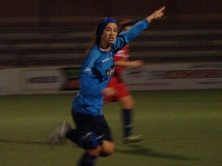 A la foto, la Maria assenyalant la desmarcada