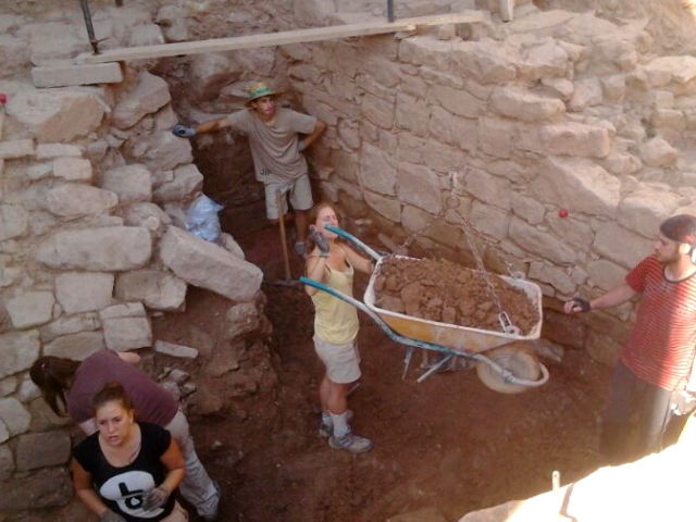 L'equip d'arqueòlegs treballant en la muralla. Foto: Jaume Ortínez