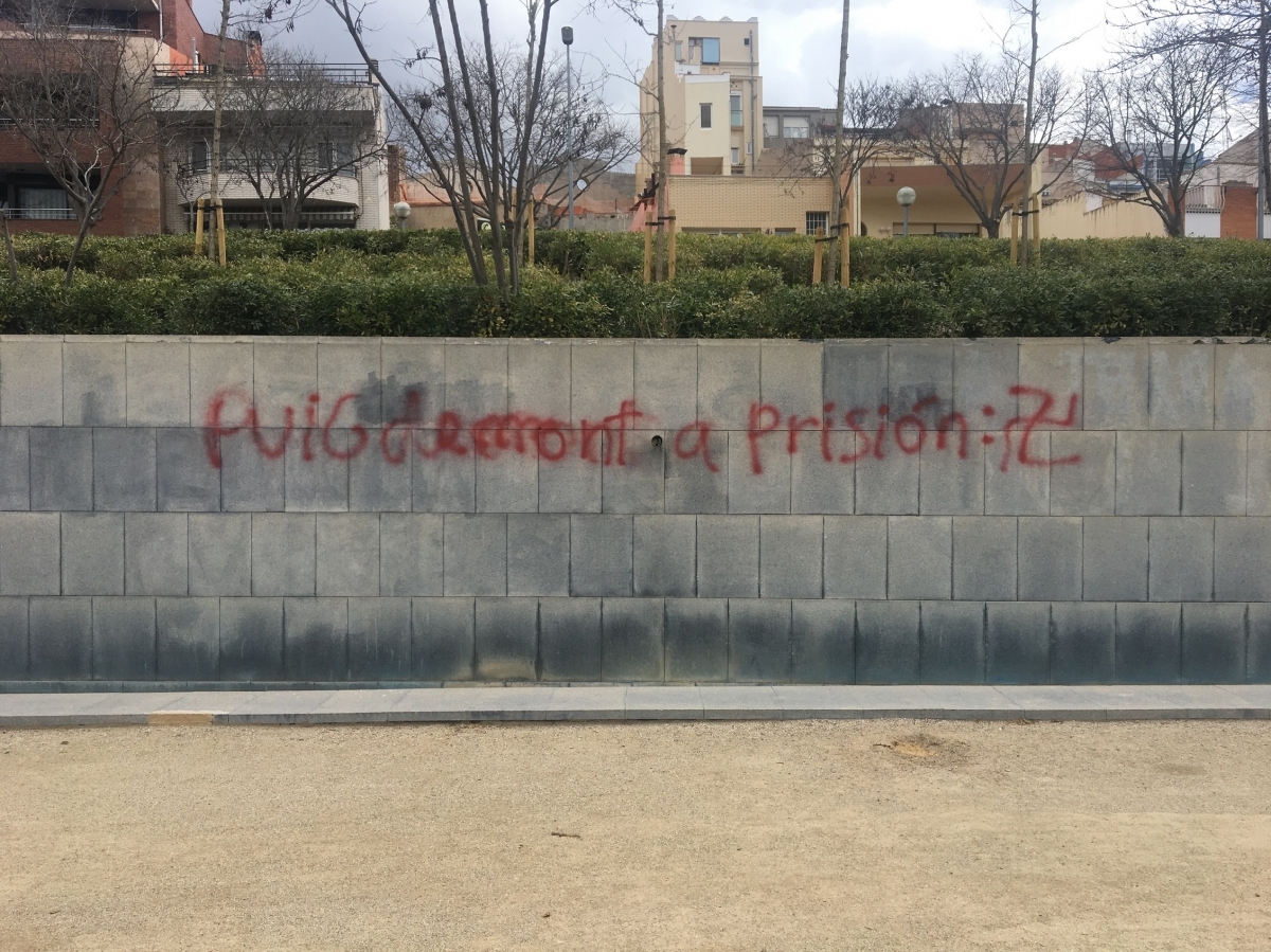 Pintada contra Puigdemont a l'Estació Vella