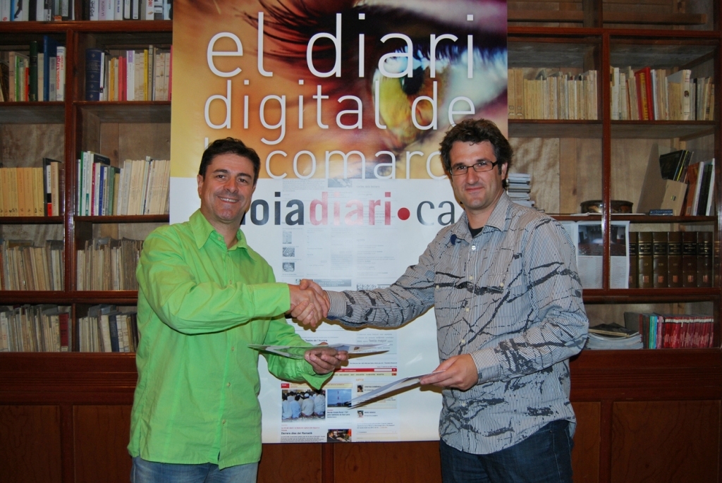 El president d’Unicoop Cultural, Lluís Segura, i l’editor d’anoiadiari.cat, Jordi Balsells, en la signatura de l'acord