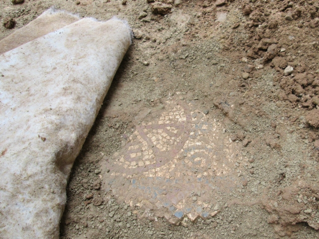Fragment de mosaic trobat a Prats de Rei