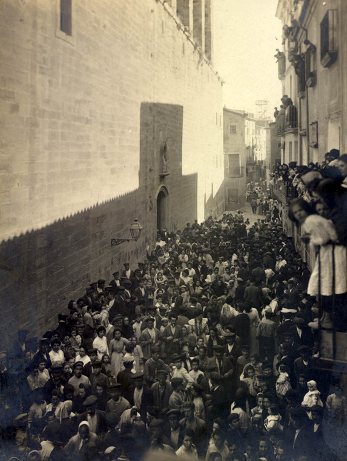 Un casament del 1904, on es pot observar el portal