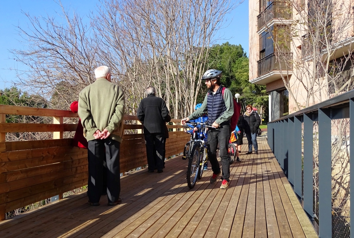 La passera del Parc de Vallbona, exemple de convivència de bicicletes i vianants