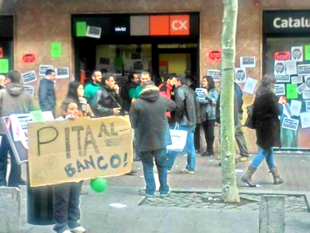 Protesta a l'oficina de la Rambla de Catalunya Caixa. Foto: @AnoiaPah