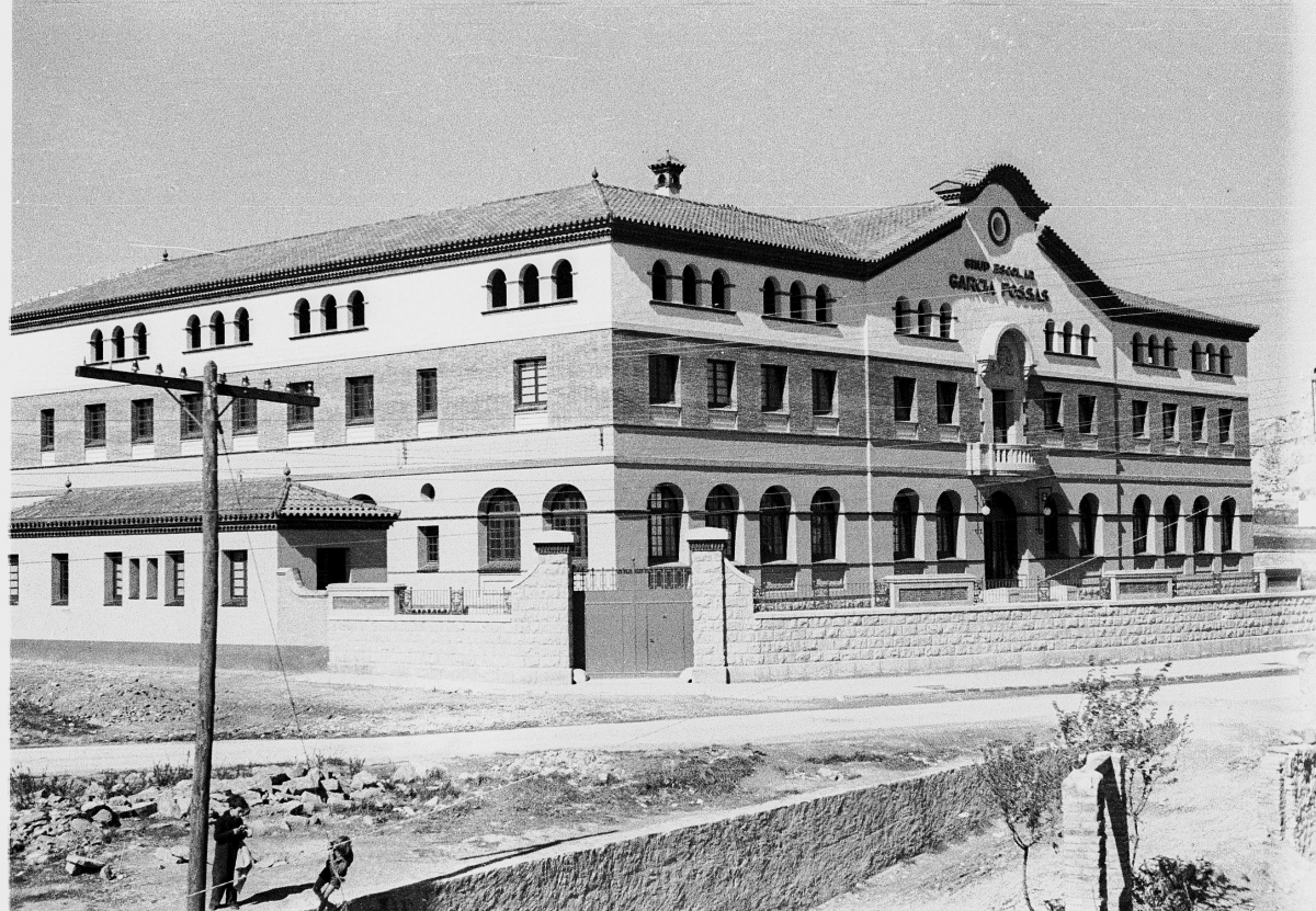 Vista exterior de l'escola, el 1937