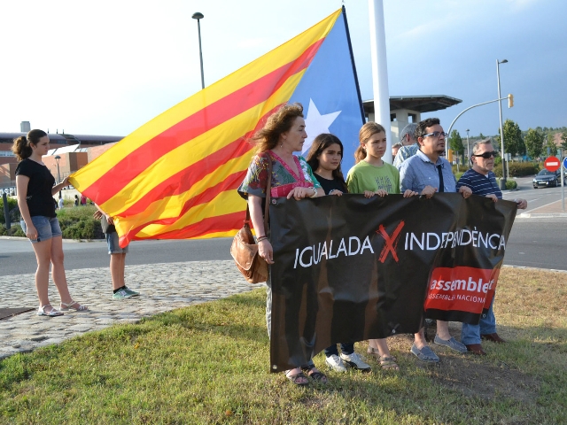 Acte decol·locació de l'estelada a la rotonda del Canaletas