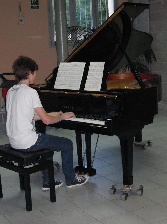 Joaquim Font tocant el piano