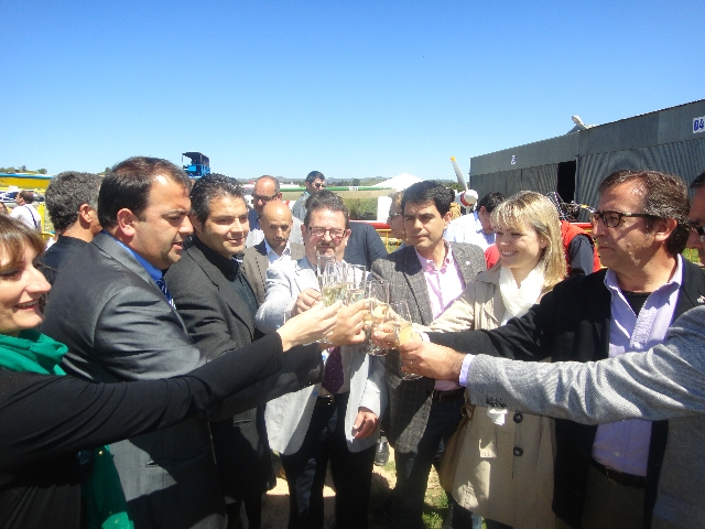 Brindis de les autoritats després de la inauguració