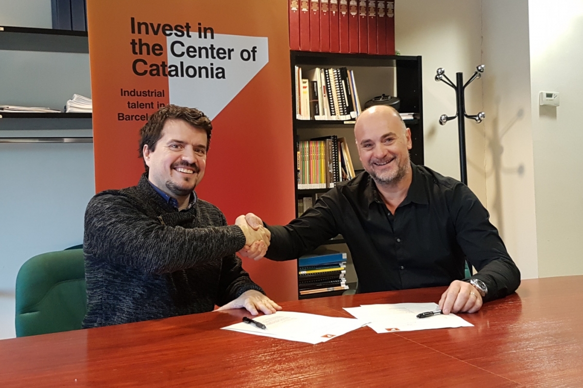 Jaume Catarineu i Joan Serra, en el moment de la firma
