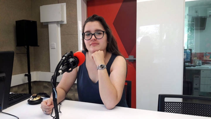 Mireia Nieto, a la seu de l'emissora local vilanovina