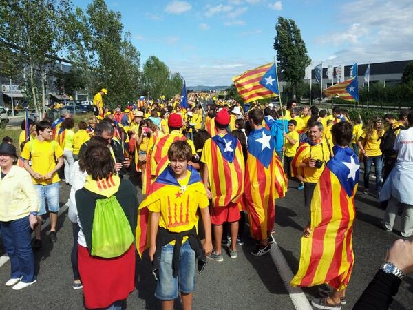 participants dels Hostalets al tram 334. Foto: @JordiCalpeC