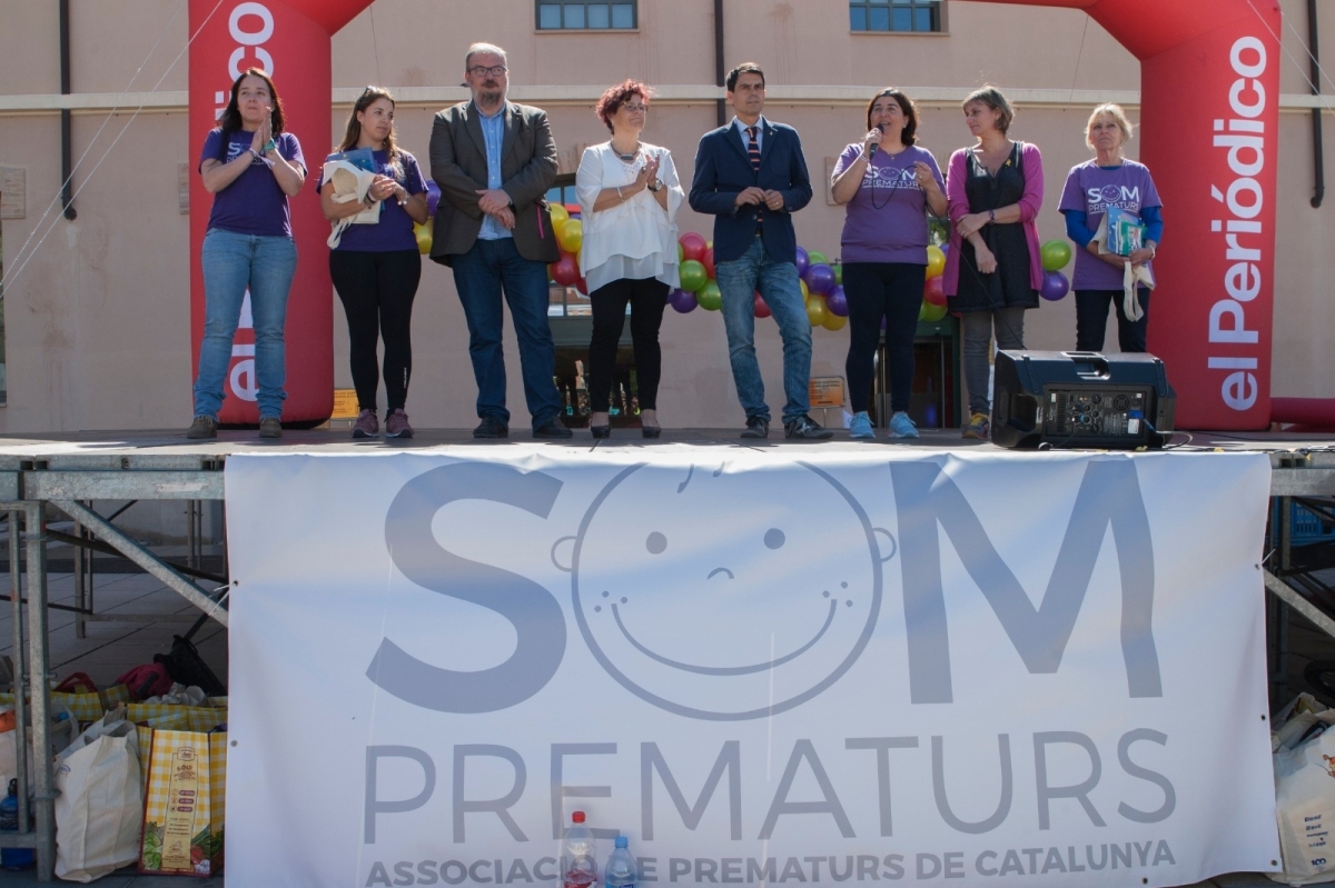 Els regidors i l'alcalde, amb les impulsores de Som Prematurs