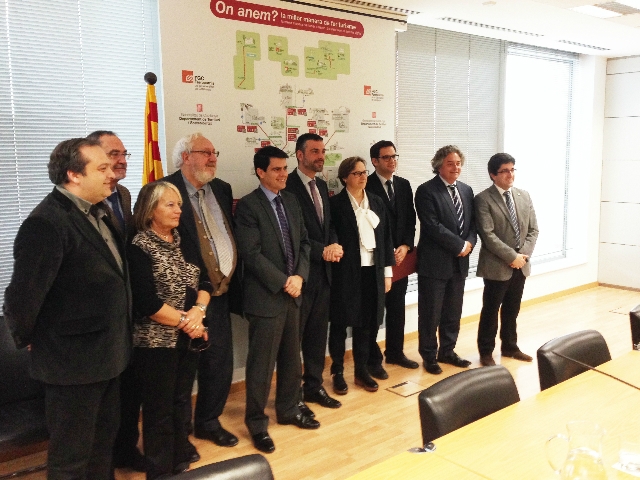 L'alcalde de la Pobla Santi Broch, el d'Igualada, Marc Castells, el de Capellades, Marcel·lí Martorell, juntament amb el conseller Santi Vila i el president d'FGC, Enric Ticó, i els representants d'altres territoris