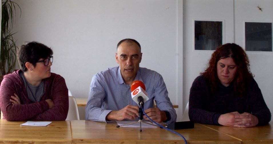 Jordi Badia, amb Alba Rojas (esquerra) i Dolors Pujols