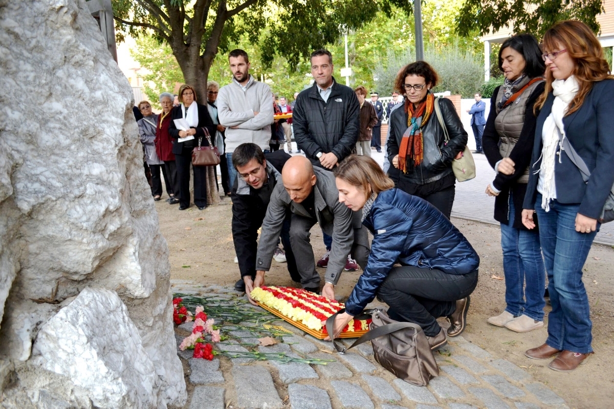 Els regidors Palau, Pont i Chacón, observats per alguns dels seus companys