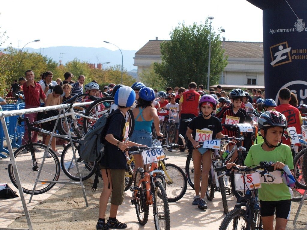 Els participants agafant les bicicletes