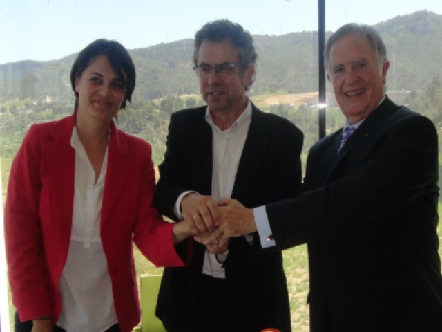 La primera tinent d'alcalde, Vanesa González, l'alcalde, Joan Vich i el presiedent de la UEA, Ramon Felip en la signatura del conveni