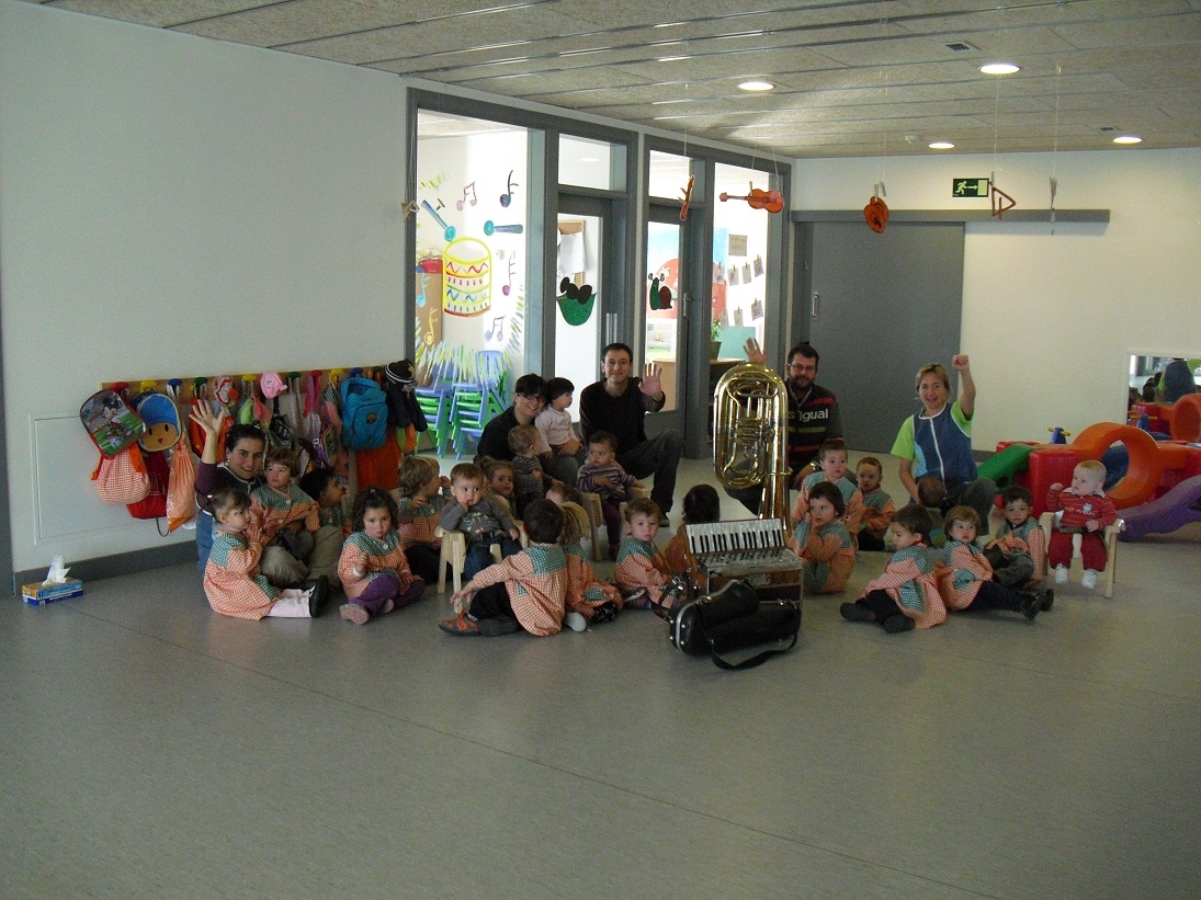 Els infants de 'L'avió de paper' varen gaudir de la música